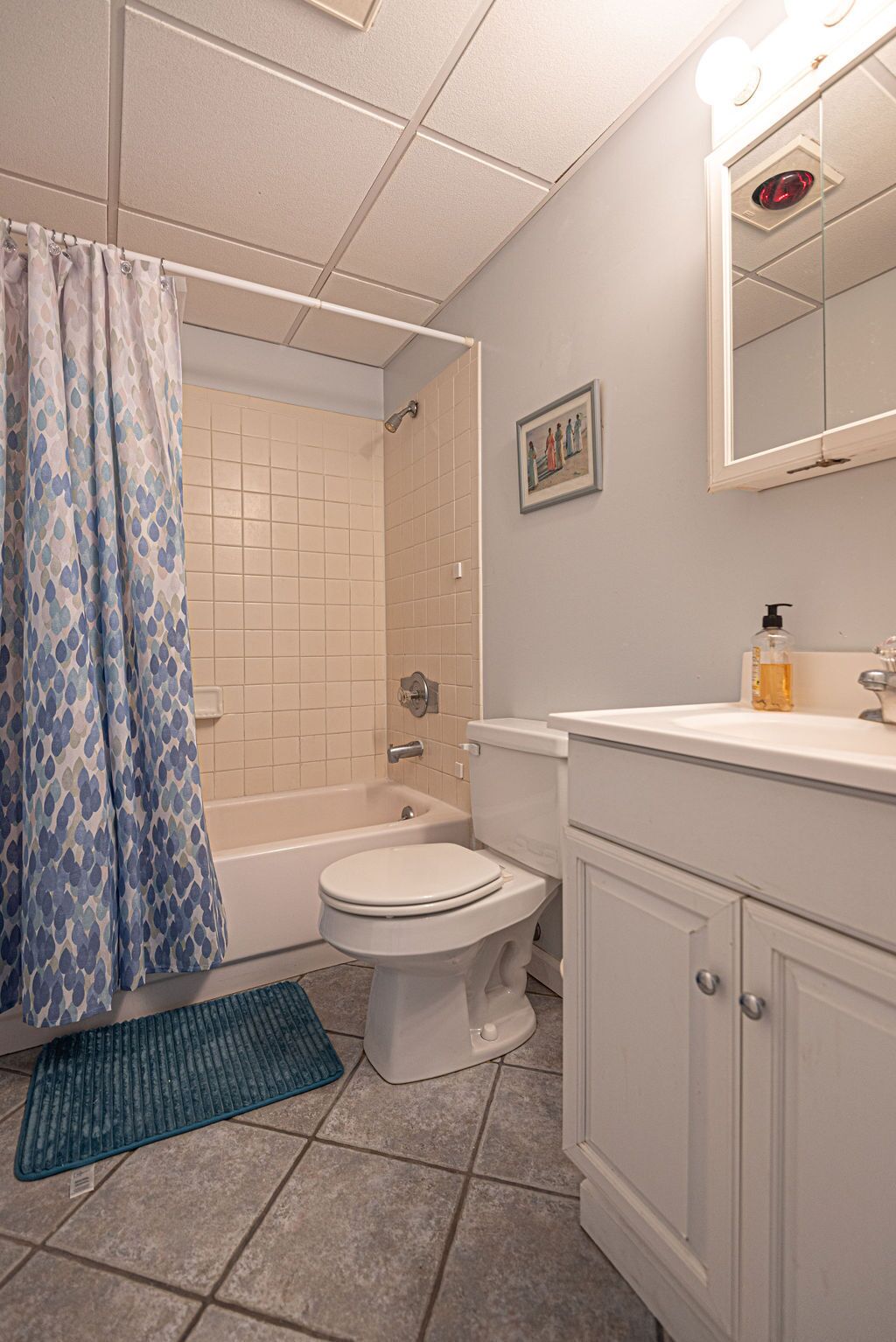Ein Badezimmer mit Badewanne, Toilette und Waschbecken.