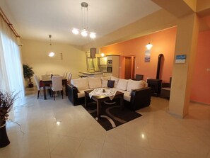 Apartment (Three Bedroom Apartment with Terrace) | Living room | TV - Apartments Šušnjara (Starigrad)