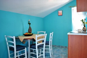 Studio (Studio Apartment with Sea View) | Dining room - Apartments Šušnjara (Starigrad)