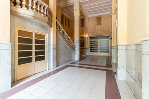Property entrance - Casa Gracia Apartments (Barcelona)