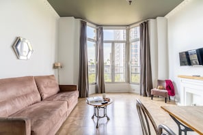 Apartamento galeria | Área de estar | TV de tela plana