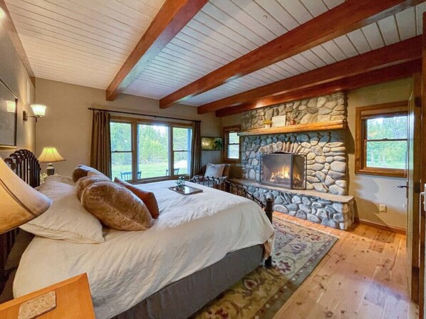 6 bedrooms, desk, iron/ironing board, travel cot