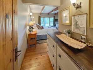 6 Schlafzimmer, Schreibtisch, Bügeleisen/Bügelbrett, Reisekinderbett