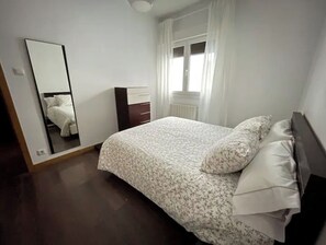 2 bedrooms, iron/ironing board, travel crib, free WiFi