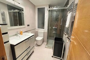 Shower, hair dryer, towels, soap - Nice apartment and centrally located near the City Hall. In the neighborhood of Uribarri (Bilbo)