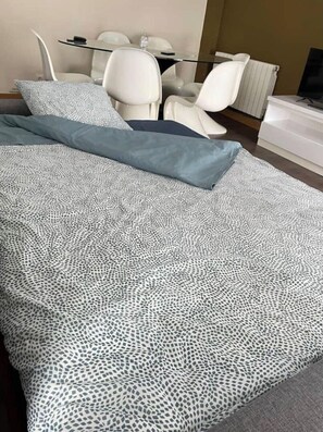 2 bedrooms, iron/ironing board, travel cot, free WiFi