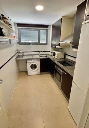 Een koelkast, een microgolfoven, een oven, een kookplaat