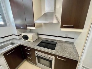 Een koelkast, een microgolfoven, een oven, een kookplaat