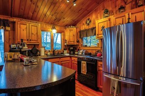 Een koelkast, een magnetron, een oven, een kookplaat