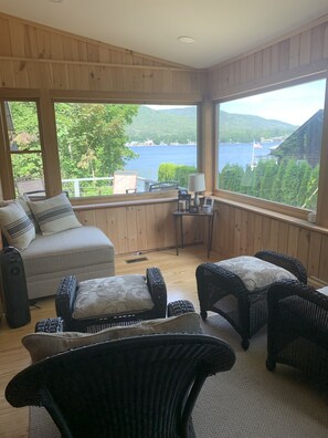 Smart TV, caminetto, monitor per computer