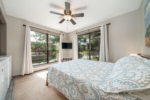4 bedrooms, free WiFi, bed sheets - Kiwanie Lodge, Large Lakefront Home, Sleeps 12 (Hardy)