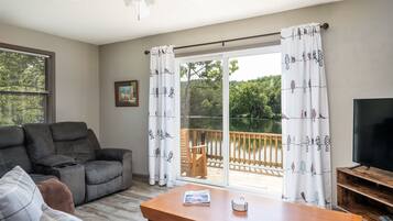 Een smart-tv, een dvd-speler en een filmbibliotheek