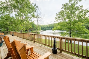 Terrace/patio - Kiwanie Lodge, Large Lakefront Home, Sleeps 12 (Hardy)