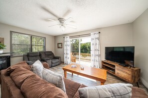 Smart TV, DVD player, video library - Kiwanie Lodge, Large Lakefront Home, Sleeps 12 (Hardy)
