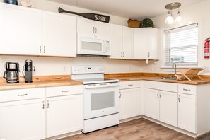 Coffee/tea maker, fridge, microwave, oven - Beach Barn Lower - Lovely 3BR Lower Unit on the Oceanfront (Surf City)