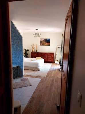 4 Schlafzimmer, Schreibtisch, Bügeleisen/Bügelbrett, Reisekinderbett