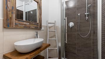 Een douche, een haardroger, een bidet, handdoeken