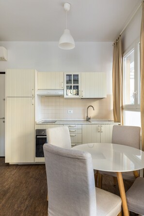 Kühlschrank, Mikrowelle, Ofen, Wasserkocher