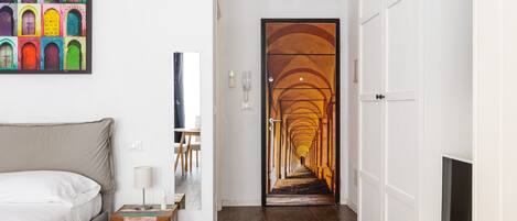 Tabla de planchar con plancha, wifi gratis y ropa de cama