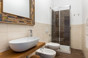 Dusche, Haartrockner, Bidet, Handtücher