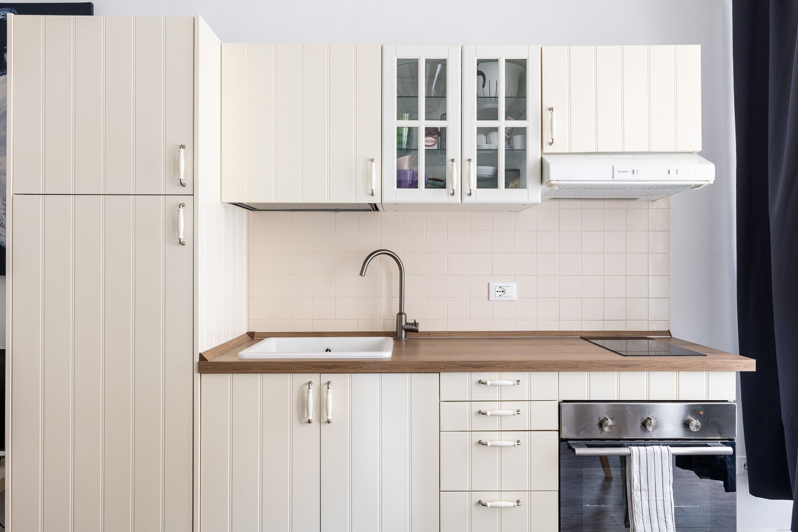 Een koelkast, een magnetron, een oven, een waterkoker