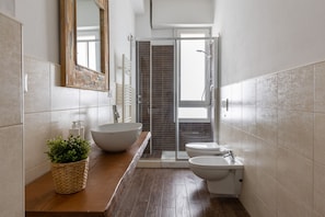 Een douche, een haardroger, handdoeken