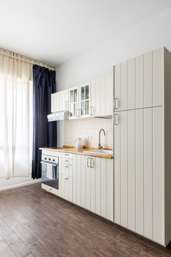 Een koelkast, een microgolfoven, een oven, een waterkoker