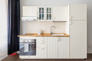 Een koelkast, een microgolfoven, een oven, een waterkoker