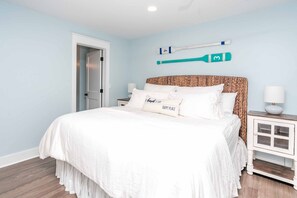 2 bedrooms, iron/ironing board, WiFi (free) - Shoreside Cottage - Classic 2 BR Beauty - Amazing Views from Covered Porch! Dog (Surf City)