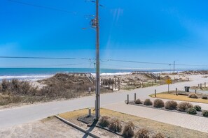 بالقرب من الشاطئ