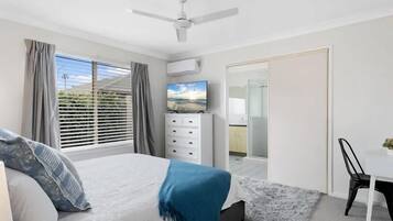 4 Schlafzimmer, Schreibtisch, Bügeleisen/Bügelbrett, Reisekinderbett