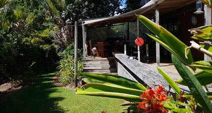 Subtropical Hideaway: 1 acre Fenced gated property with caretaker studio 3 dogs
