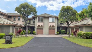 A residential area with a central driveway leading to a two-story house with a garage. - Mauna Lani Townhome w/ Free Auberge Fitness Center Access (Kamuela)