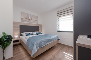 8 chambres, coffre-fort, fer et planche à repasser