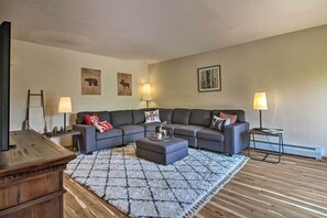 TV, fireplace - Timber Creek Townhome w/ 2 Decks & Mtn Views! (West Dover)