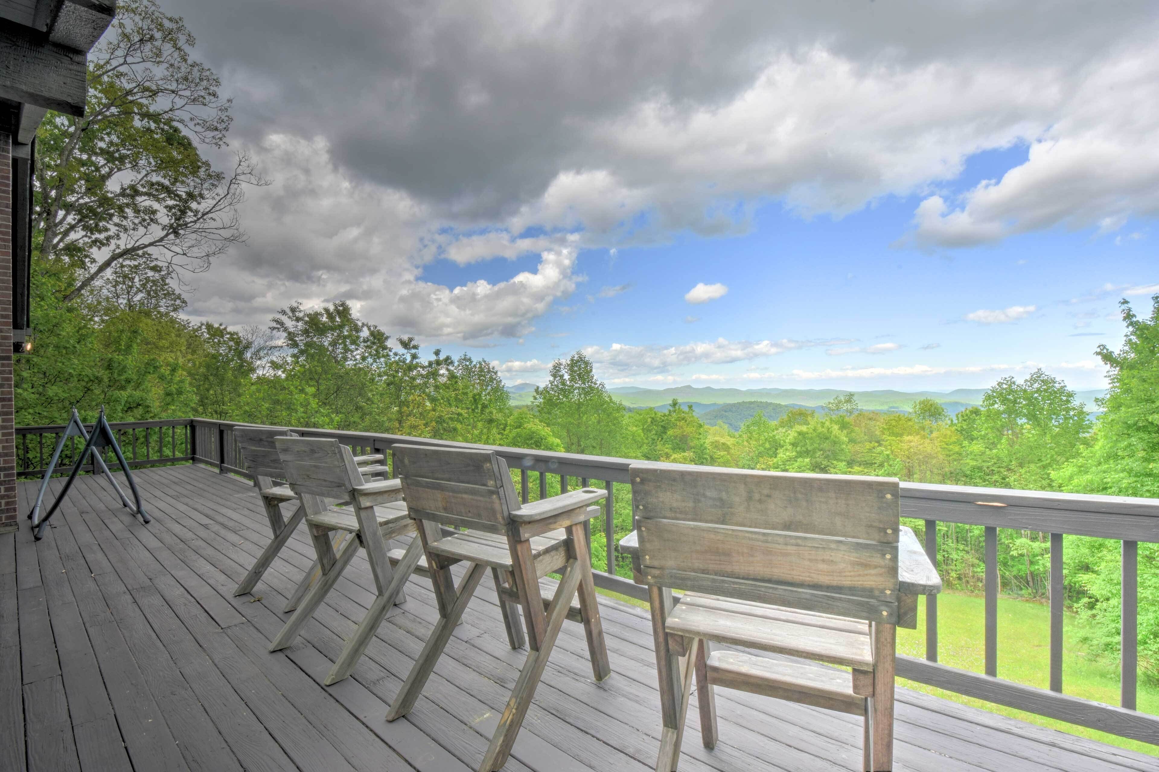 Cabin w\/ Balcony & Mtn Views Near Sky Valley!