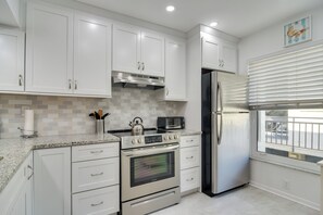 Fridge, microwave, stovetop, dishwasher - Isla Del Sol Condo ~ 2 Miles to St Pete Beach! (St. Petersburg)