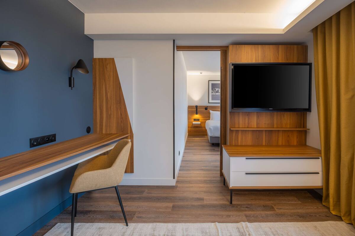 Suite, balkon, pemandangan kota | 1 kamar tidur, seprai premium, minibar, dan brankas