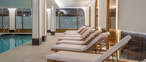 Piscine couverte, accÚs possible de 10 h 00 à 20 h 00, chaises longues