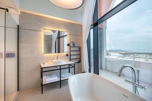 Dusche, Regendusche, Haartrockner, Hausschuhe