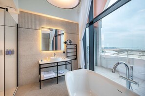 Shower, rainfall showerhead, hair dryer, slippers - Radisson Blu Grand Hotel & Spa, Malo-Les-Bains (Dunkirk)