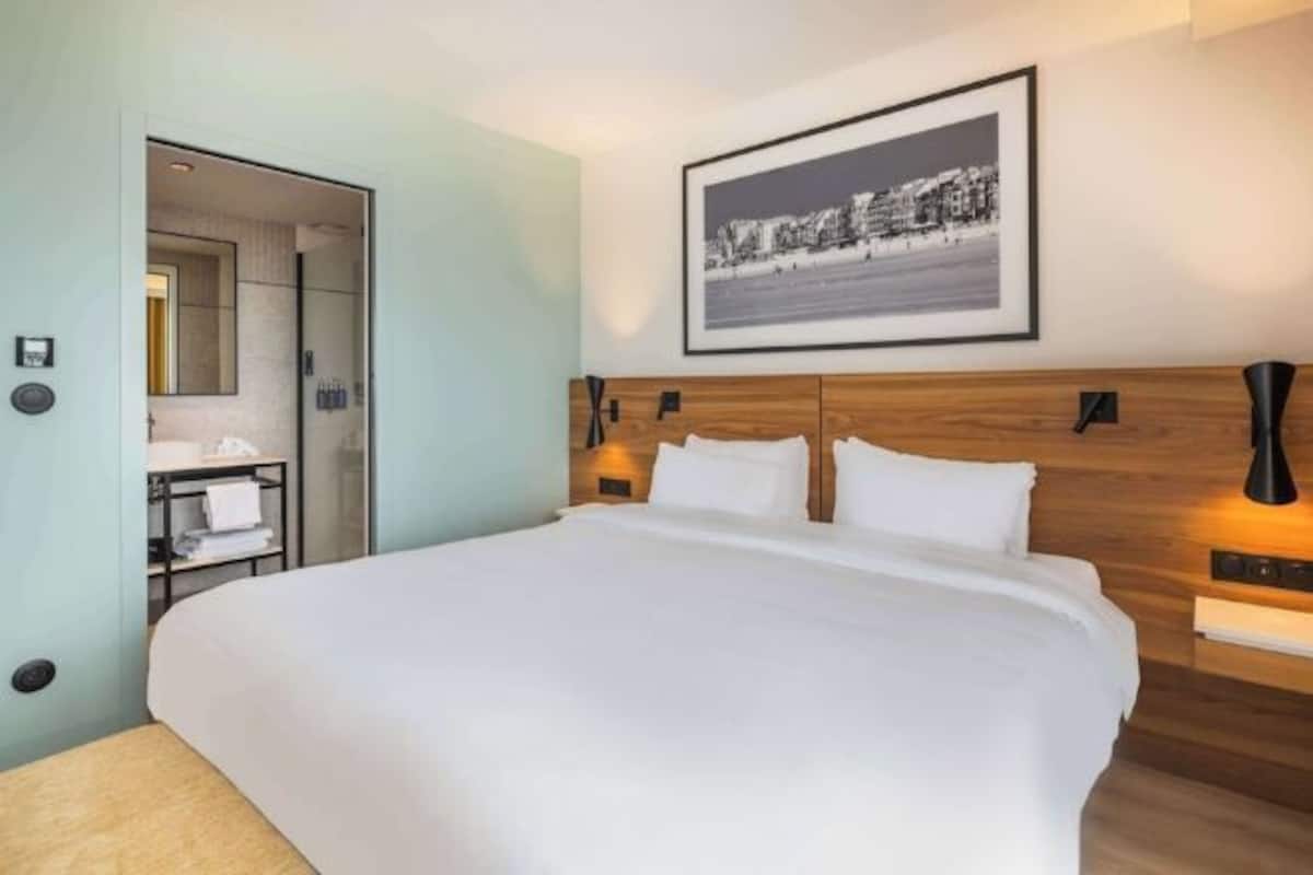 1 bedroom, premium bedding, minibar, in-room safe
