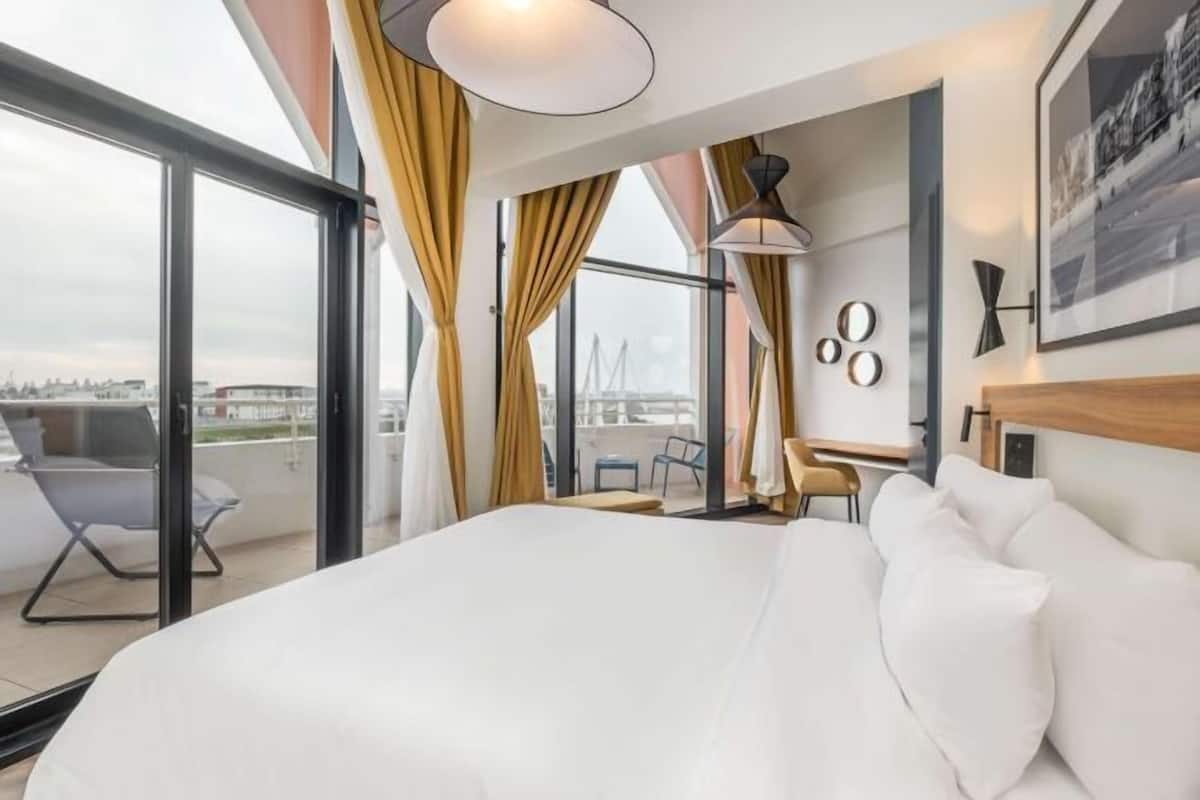 1 kamar tidur, seprai premium, minibar, dan brankas