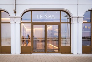 Salas de tratamiento para parejas, un sauna, baño turco