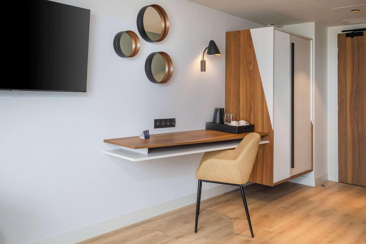 1 kamar tidur, seprai premium, minibar, dan brankas