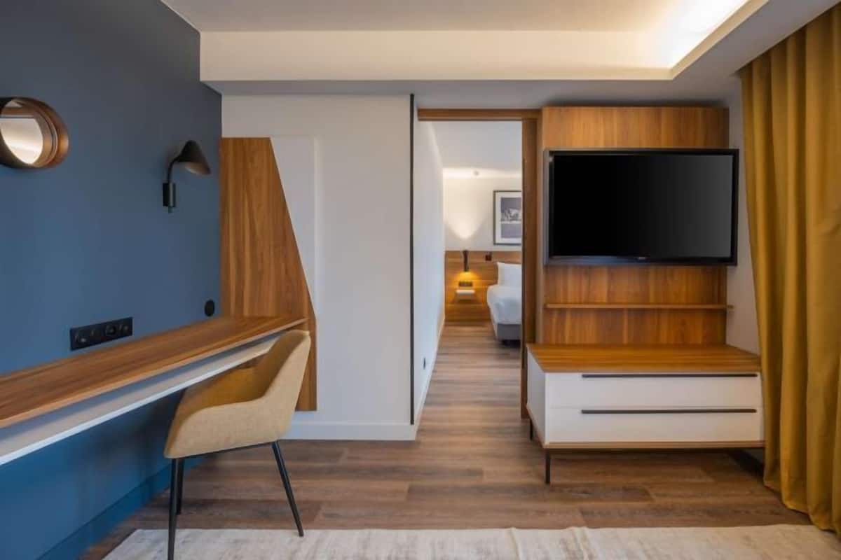 1 kamar tidur, seprai premium, minibar, dan brankas