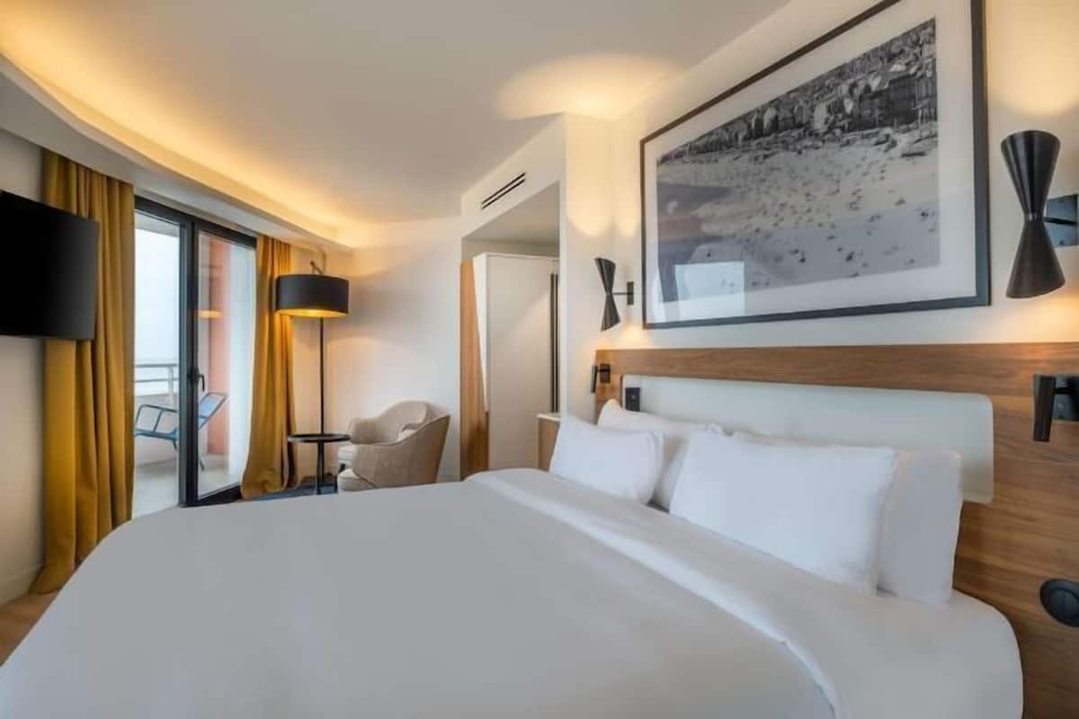 1 bedroom, premium bedding, minibar, in-room safe