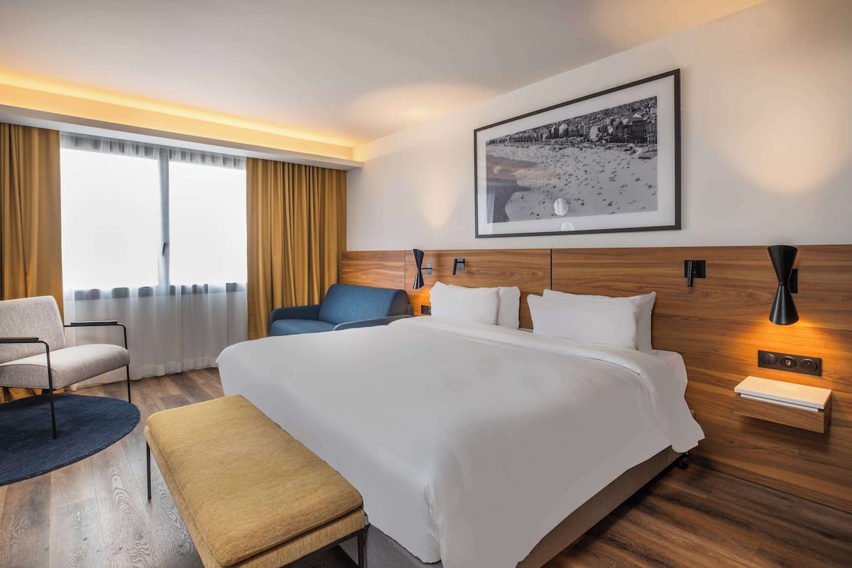 Standard Room | 1 bedroom, premium bedding, minibar, in-room safe
