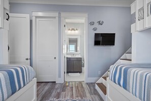 6 bedrooms, iron/ironing board, free WiFi, bed sheets
