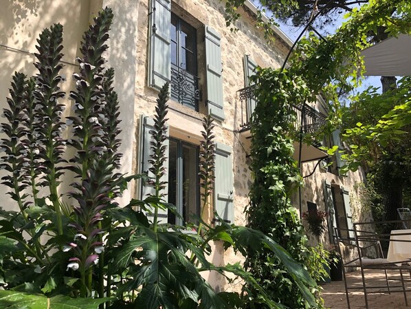 تفاصيل الفندق من الخارج